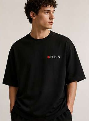 Render della t-shirt SHO-O dal brand book